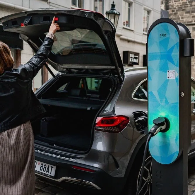 Nabíjecí stanice e:car COLUMN při nabíjení elektromobilu v historickém centru