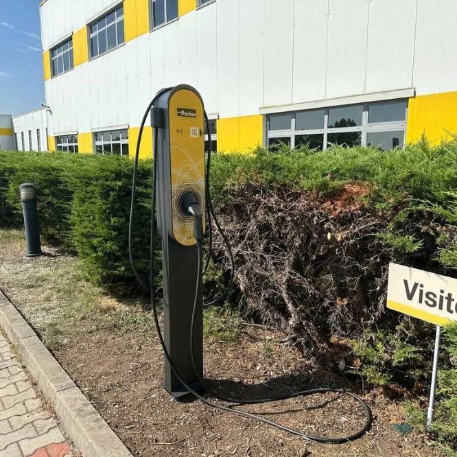 Nabíjecí sloup e:car COLUMN u firemní budovy