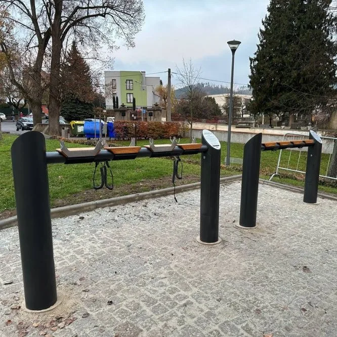 Nabíjecí stanice pro elektrokola IONT tech v Parku pod kostelem v Tišnově