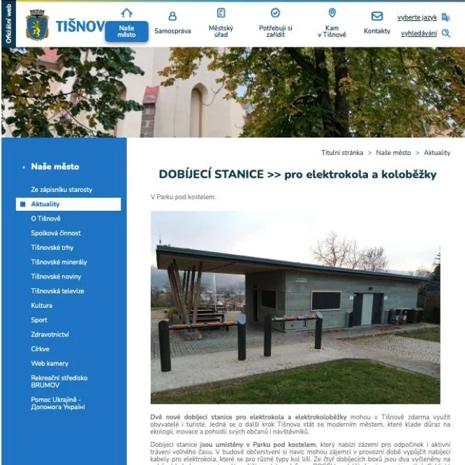 Město Tišnov: Dobíjecí stanice pro elektrokola a koloběžky v Parku pod kostelem