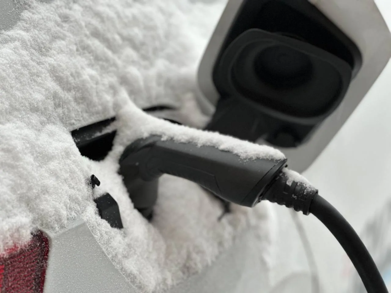 Nabíjecí kabel IONT tech Type 2 zapojený do elektromobilu v zimě