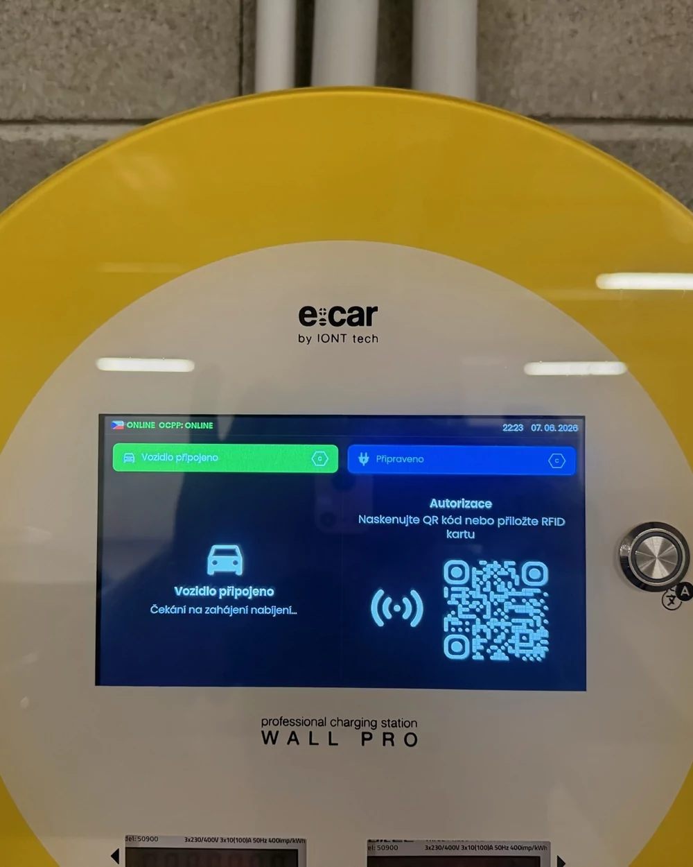 Displej e:car WALL PRO se stavem obou výstupů a QR kódem pro autorizaci