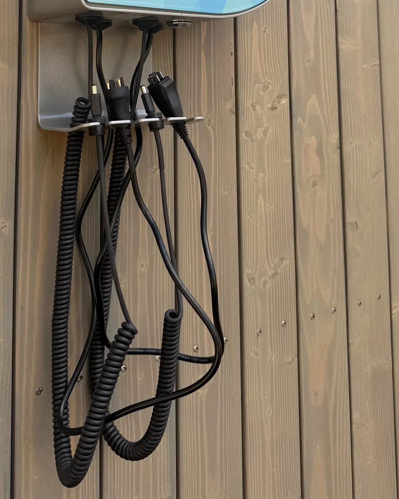 Charging cables and connectors of the e:bike WALL station