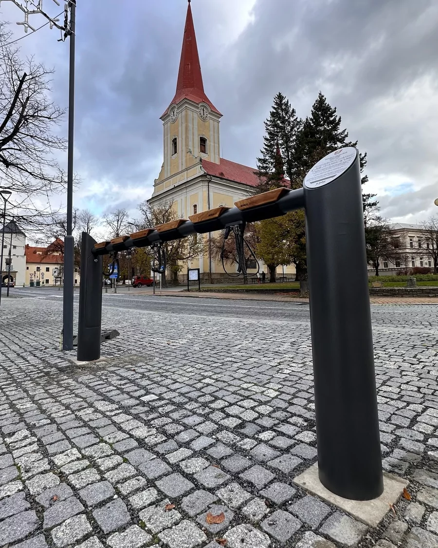 Nabíjecí stojan e:bike BAR na náměstí