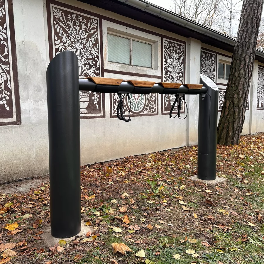 e:bike BAR před zdí se sgrafity